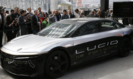 루시드모터스의 럭셔리 세단 루시드에어 시험차량이 2017년 미국 뉴욕국제오토쇼에 전시돼 있다. [로이터]